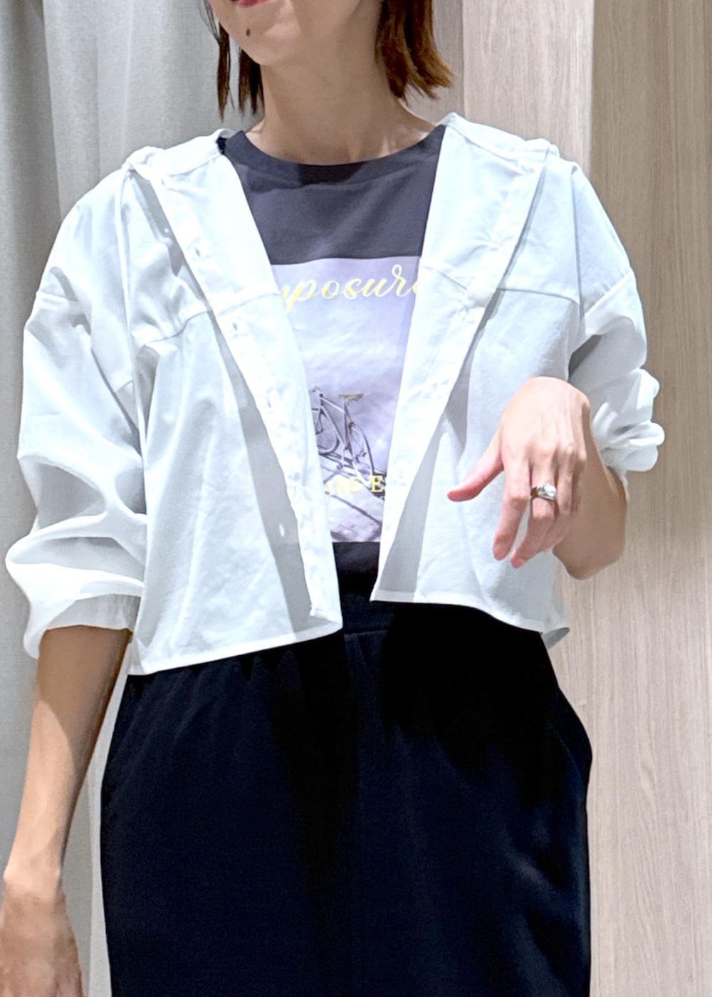 シルバー系のショルダーバッグ、ブラック系のスカート、グレー系のTシャツ/カットソーを着用したレディースの秋コーディネートの8枚目の写真