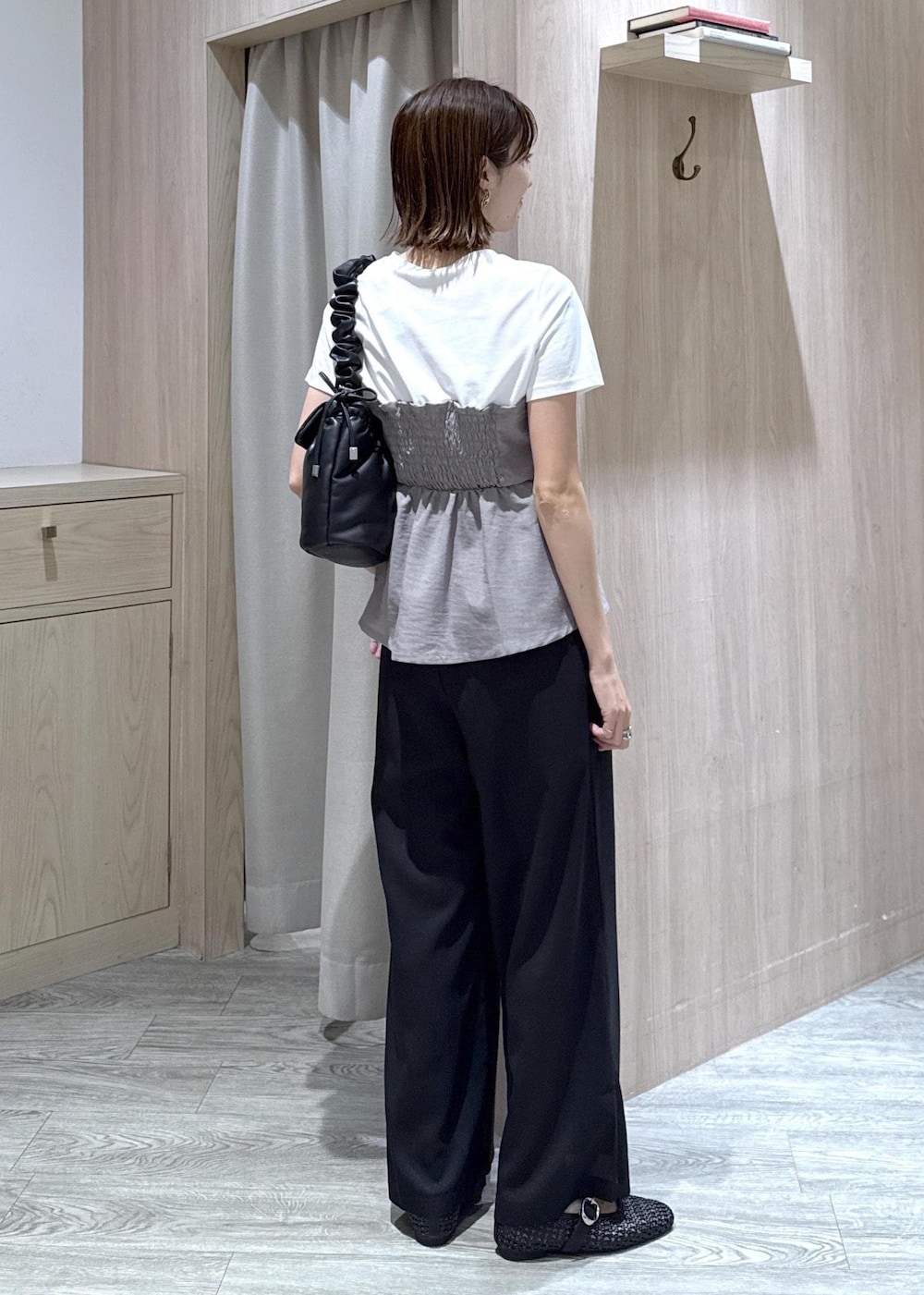 グレー系のTシャツ/カットソー、ブラック系のショルダーバッグ、ブラック系のその他パンツを着用したレディースの夏コーディネートの3枚目の写真