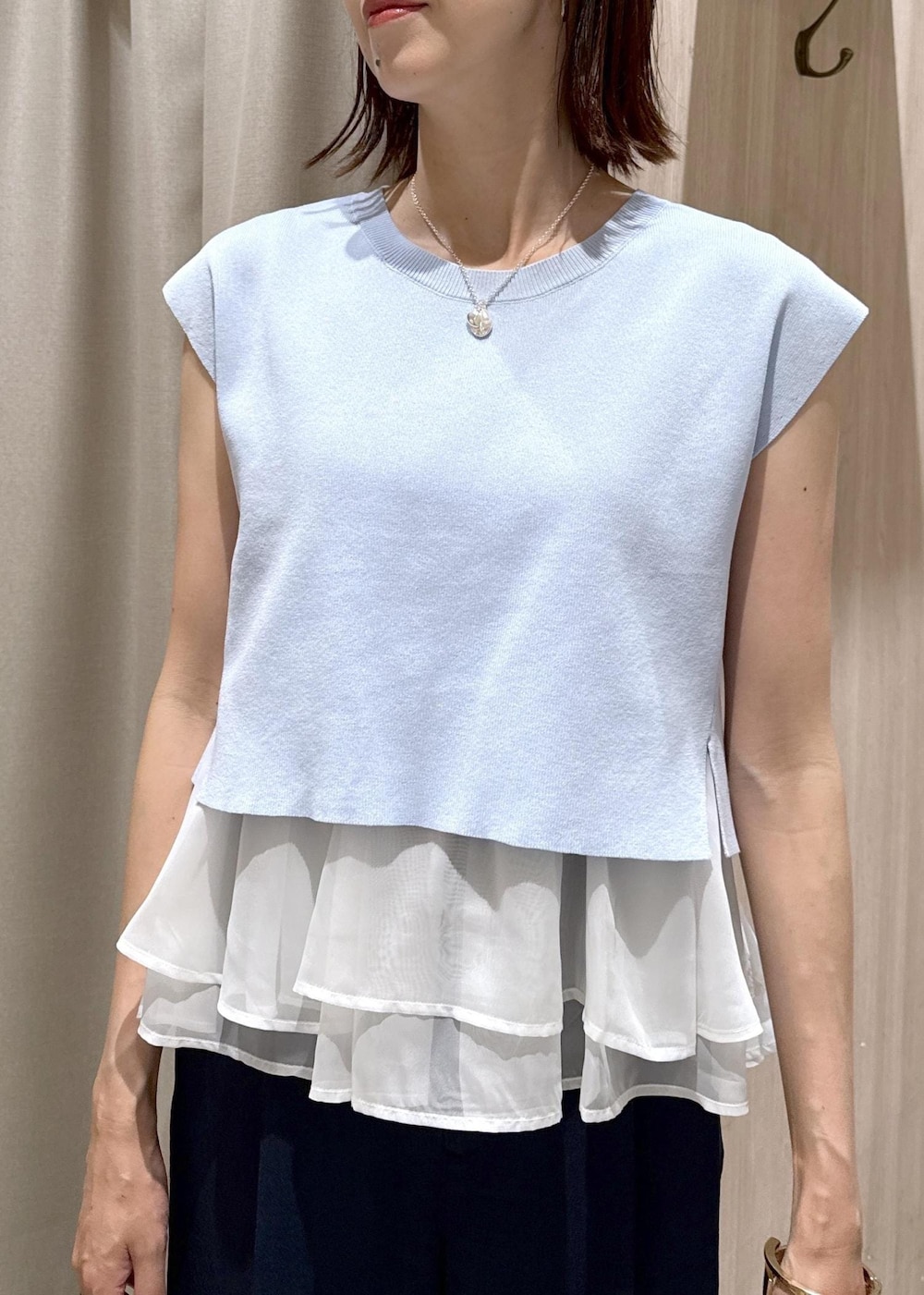 ホワイト系のテーラードジャケット、ブルー系のその他パンツ、ブラック系のショルダーバッグを着用したレディースの夏コーディネートの9枚目の写真