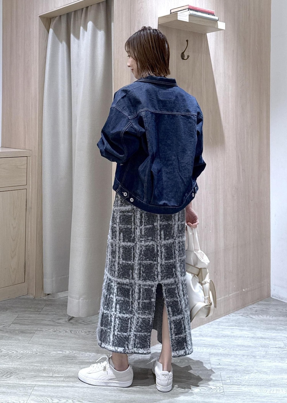 グレー系のスニーカー、グレー系のスカート、ブラウン系のニット/セーターを着用したレディースの冬コーディネートの4枚目の写真