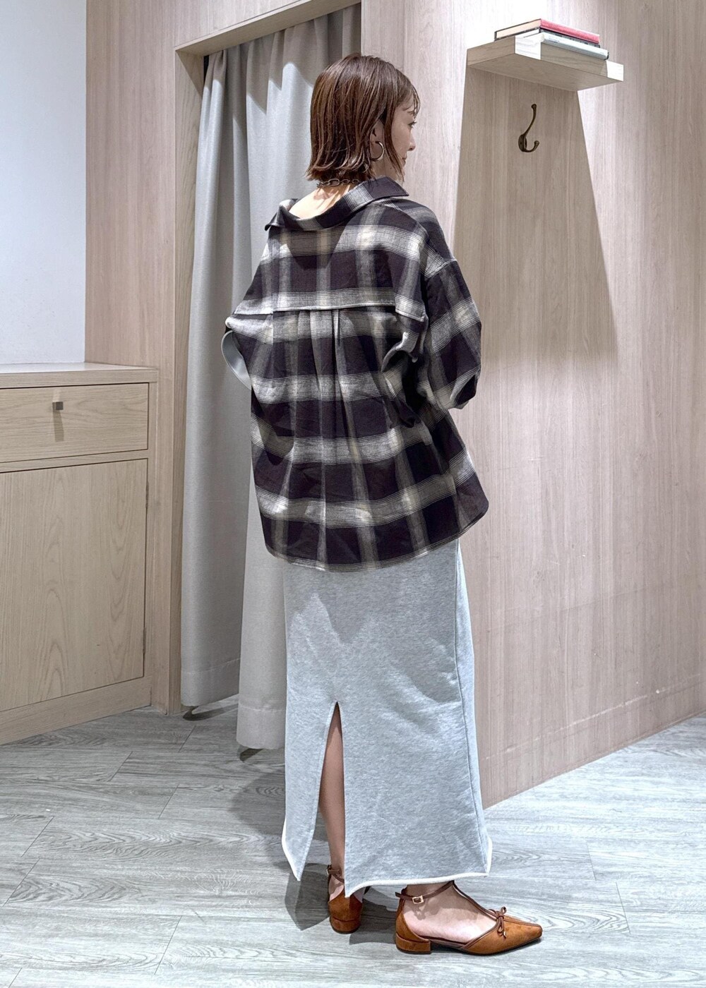 ブラック系のキャミソール、シルバー系のショルダーバッグ、ブラック系のシャツ/ブラウスを着用したレディースの秋コーディネートの4枚目の写真