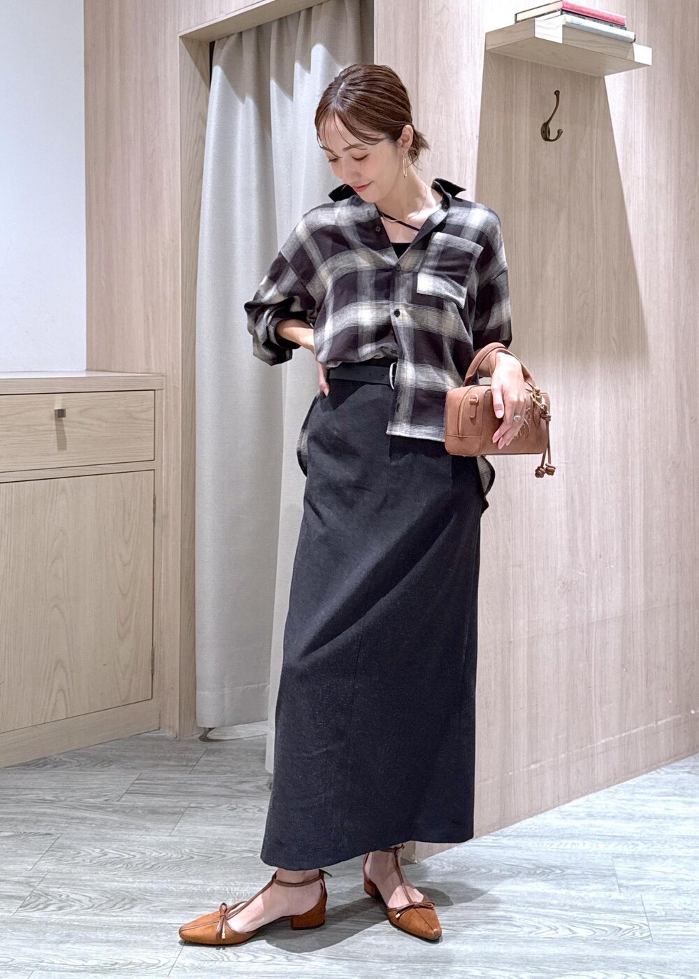 ブラック系のキャミソール、グレー系のスカート、ブラック系のシャツ/ブラウスを着用したレディースの夏コーディネートの2枚目の写真