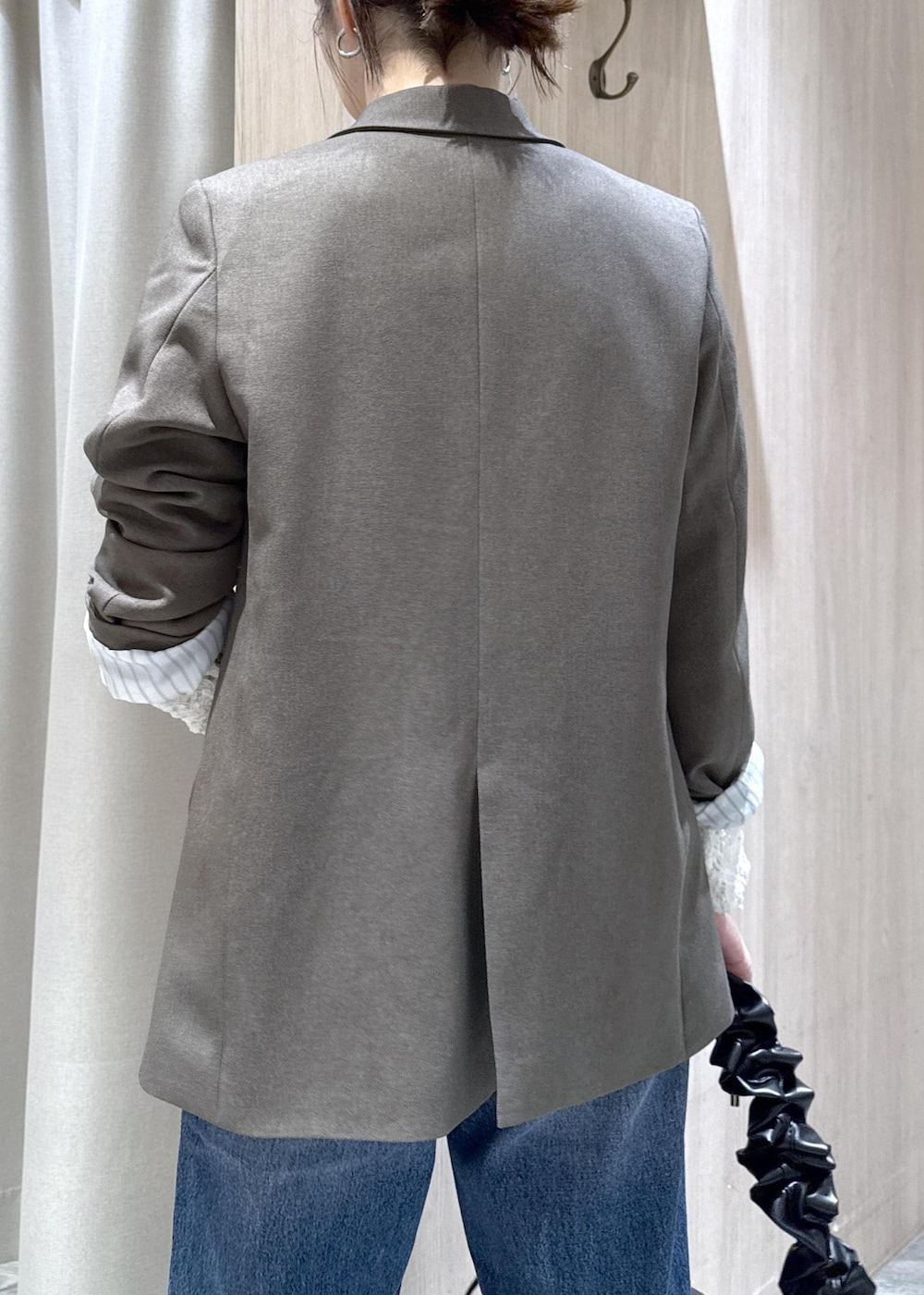 ホワイト系のTシャツ/カットソー、グリーン系のテーラードジャケット、ブルー系のデニムパンツを着用したレディースの秋コーディネートの8枚目の写真