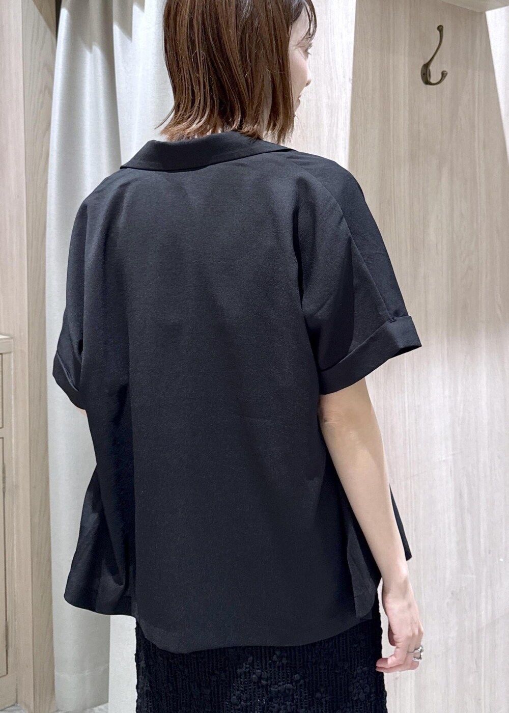 ブラック系のテーラードジャケット、ブラック系のショルダーバッグ、ホワイト系のTシャツ/カットソーを着用したレディースの春コーディネートの6枚目の写真