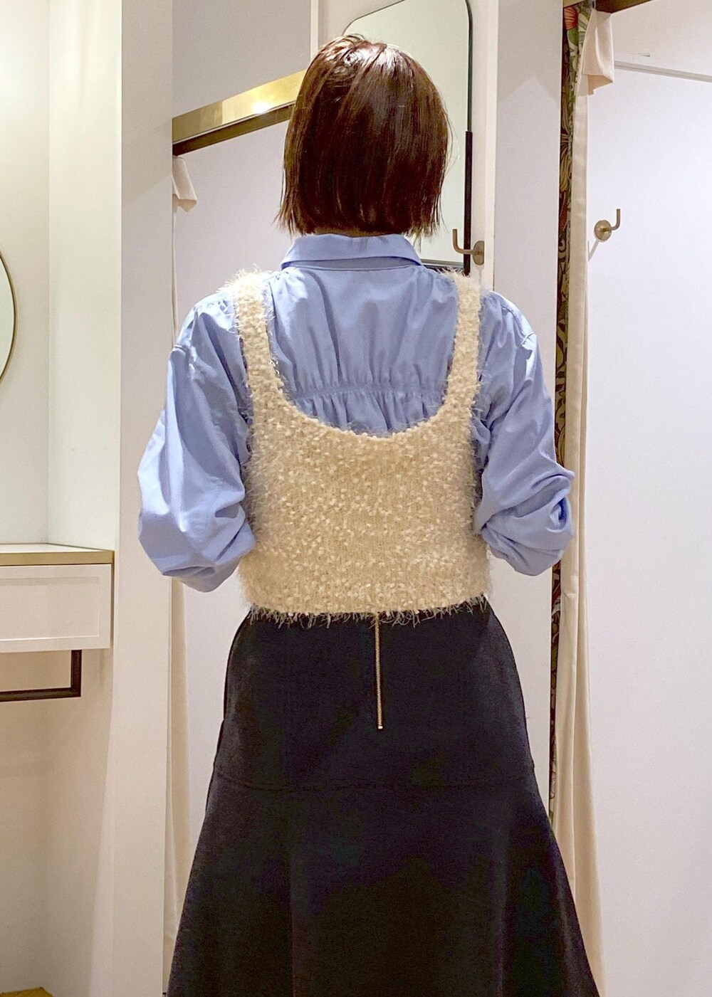 グレー系のスカート、ホワイト系のキャミソール、ブルー系のシャツ/ブラウスを着用したレディースの秋コーディネートの6枚目の写真