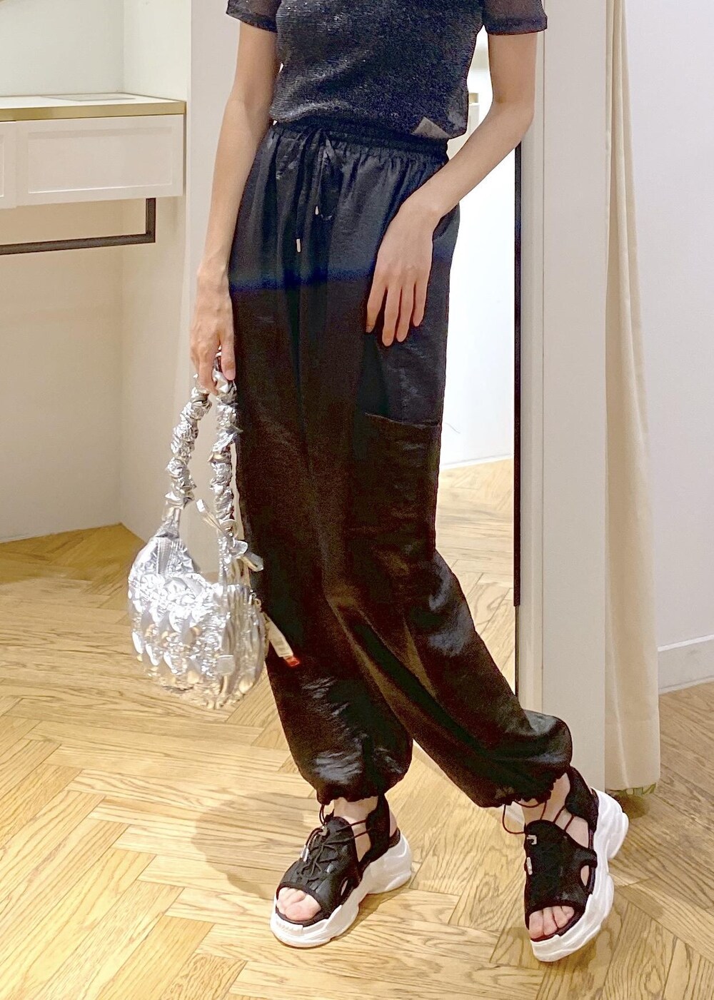 ブラック系のサンダル、シルバー系のショルダーバッグ、ブラック系のキャミソールを着用したレディースの夏コーディネートの4枚目の写真