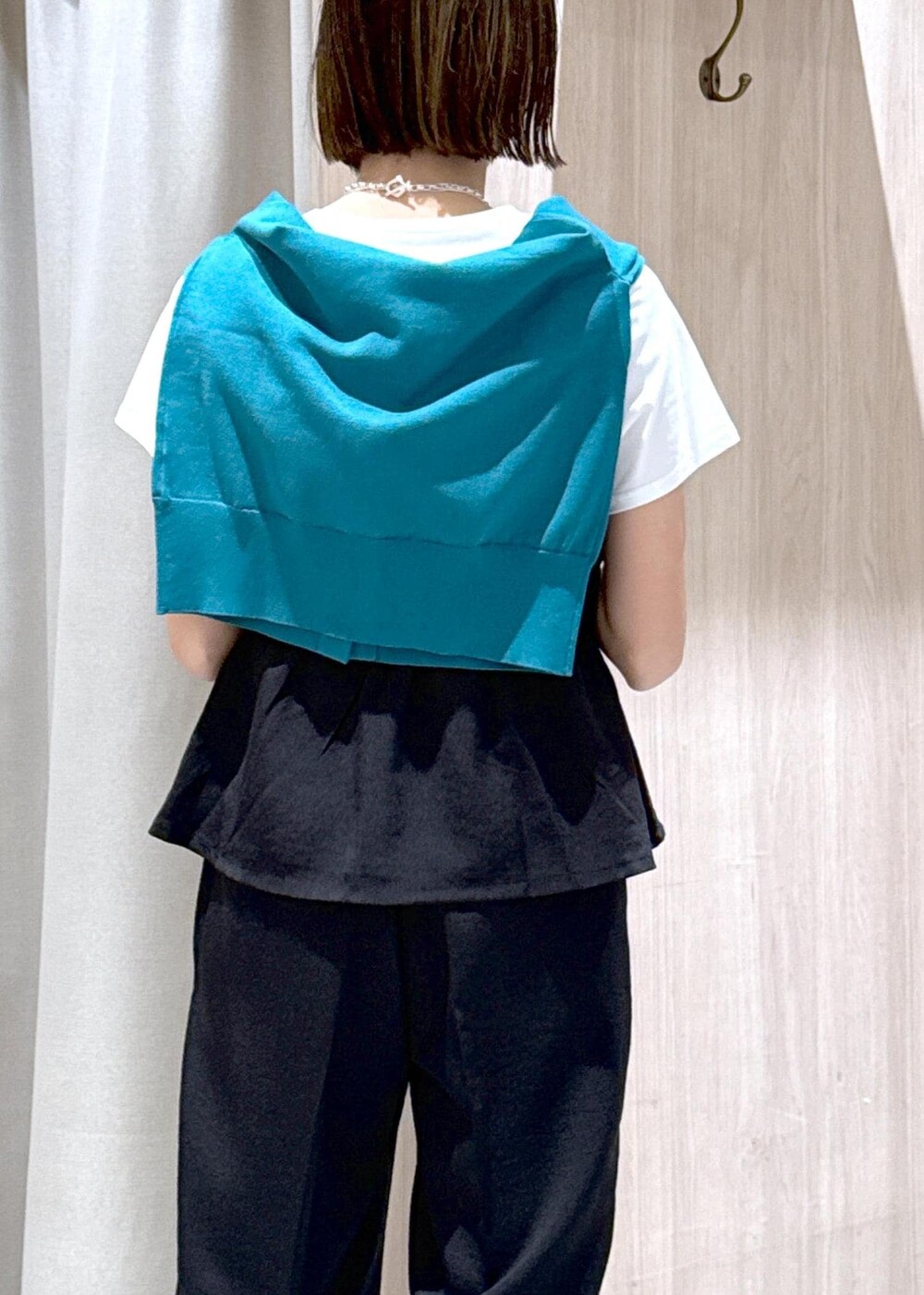 ブルー系のカーディガン/ボレロ、ブラック系のTシャツ/カットソー、ブラック系のスラックスを着用したレディースの春コーディネートの9枚目の写真