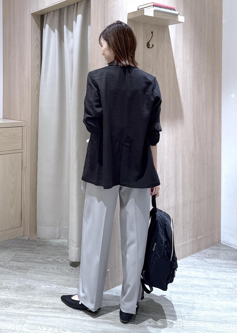 ホワイト系のTシャツ/カットソー、ブラック系のパンプス、ブラック系のバックパック/リュックを着用したレディースの春コーディネートの9枚目の写真