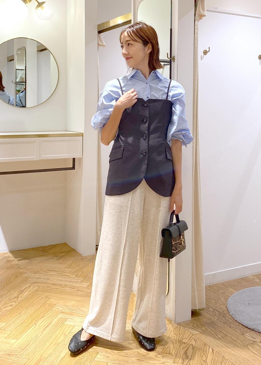 ホワイト系のその他パンツ、ブルー系のシャツ/ブラウス、その他のショルダーバッグを着用したレディースの秋コーディネートの8枚目の写真