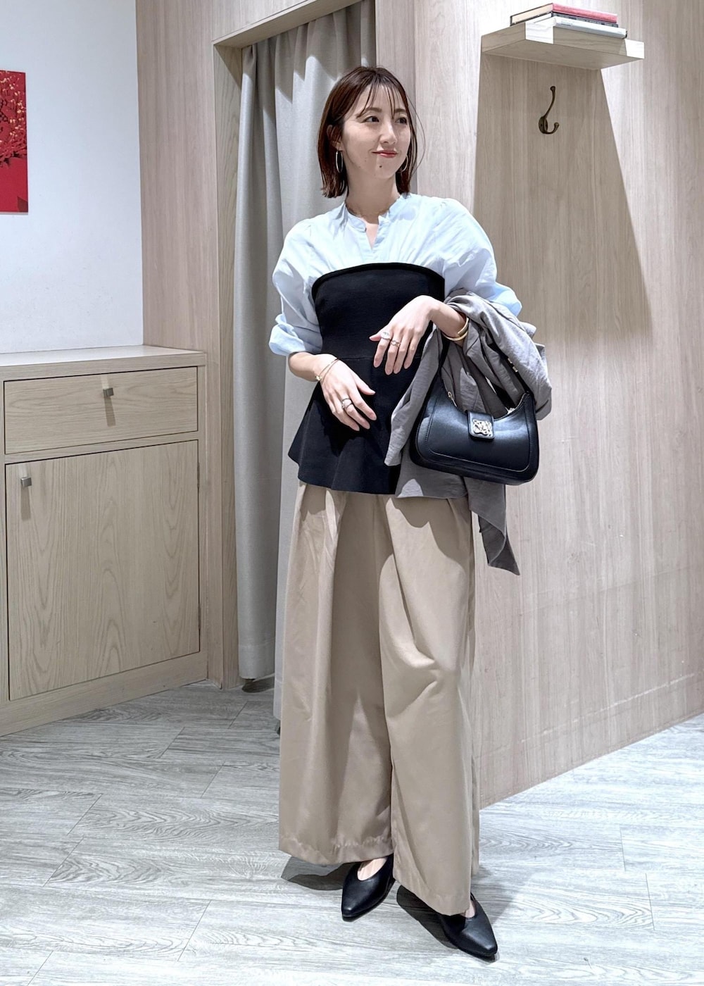 ブラック系のショルダーバッグ、ブラック系のパンプス、ベージュ系のその他パンツを着用したレディースの春コーディネートの2枚目の写真