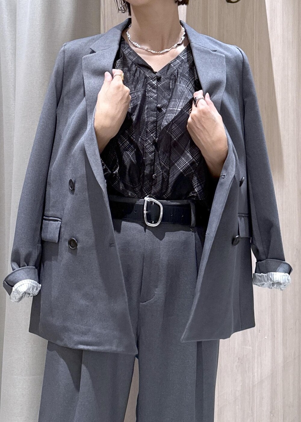 ブラック系のトートバッグ、ブラック系のローファー、ブラック系のシャツ/ブラウスを着用したレディースの秋コーディネートの8枚目の写真