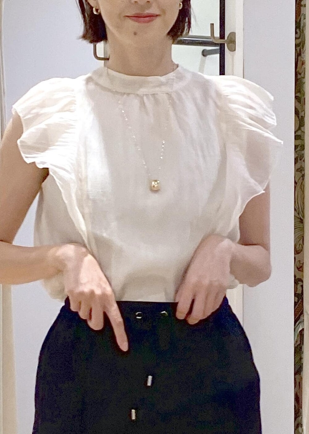 ブラック系のキャミソール、ホワイト系のショルダーバッグ、ブラック系のスラックスを着用したレディースの夏コーディネートの4枚目の写真