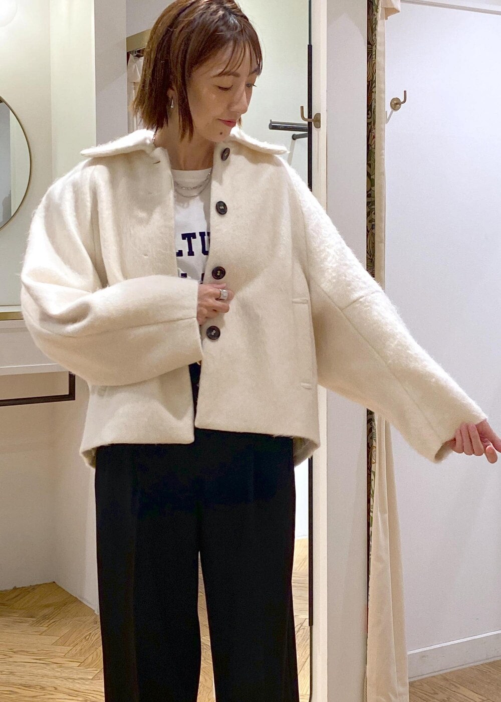 ブラック系のバレエシューズ、ホワイト系のその他アウター、ホワイト系のTシャツ/カットソーを着用したレディースの秋コーディネートの8枚目の写真