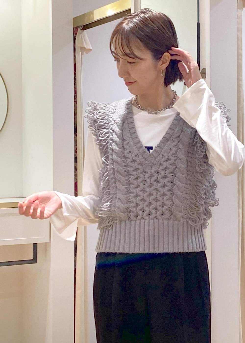 ブラック系のショルダーバッグ、ブラック系のバレエシューズ、ホワイト系のTシャツ/カットソーを着用したレディースの秋コーディネートの8枚目の写真