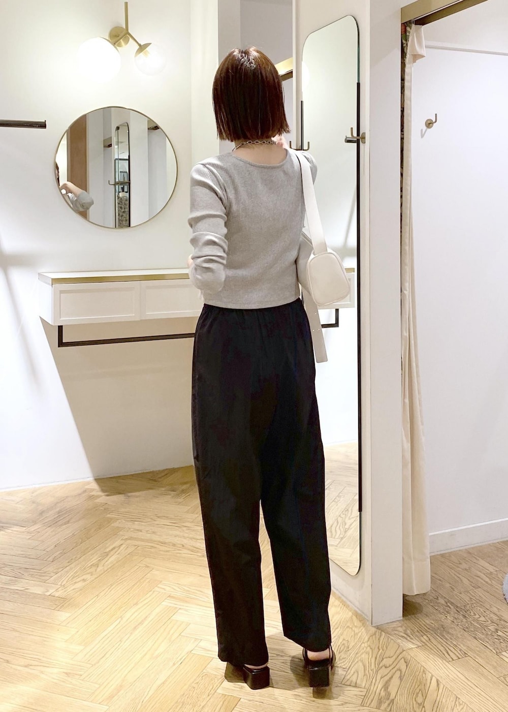 ホワイト系のショルダーバッグ、ブラック系のサンダル、ブラック系のその他パンツを着用したレディースの春コーディネートの3枚目の写真