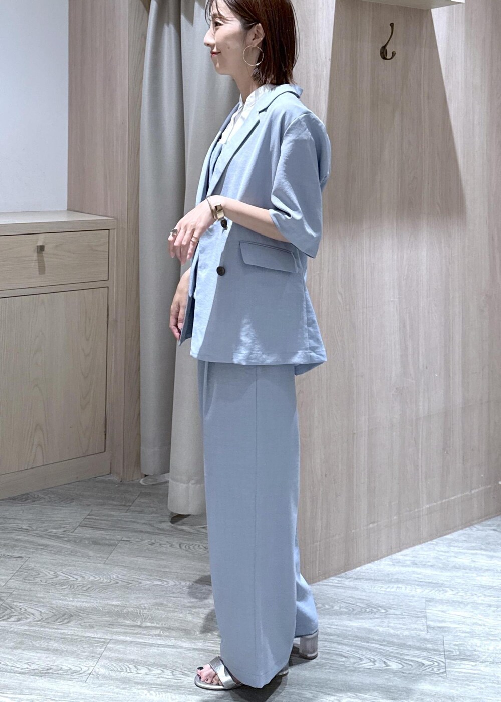 シルバー系のサンダル、ブルー系のシャツ/ブラウス、ブルー系のその他パンツを着用したレディースの春コーディネートの3枚目の写真