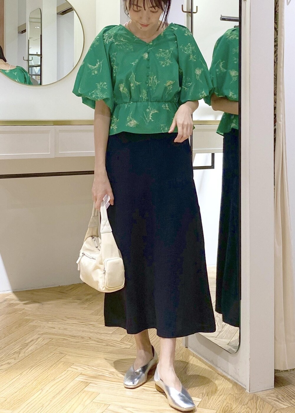 「ビス、大人カジュアル、美イージー、美easy、美easyシリーズ、スカート、Aラインスカート、スカートコーデ、スカートスタイル、ブラウス、ブラウスコーデ、ブラウススタイル、フラットシューズ、花柄、綺麗め」｜「Juzeのスクエアトゥバブーシュパンプス（パンプス、シルバー系）」を使った、eric08さん（レディース・166cm）の春コーディネートの4枚目の写真