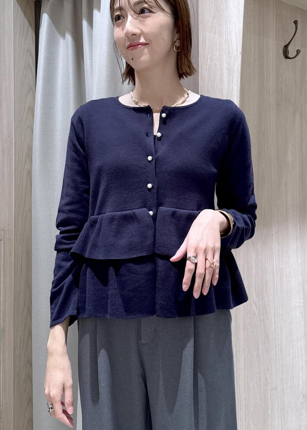 ホワイト系のショルダーバッグ、ブルー系のカーディガン/ボレロ、グレー系のその他アウターを着用したレディースの冬コーディネートの7枚目の写真