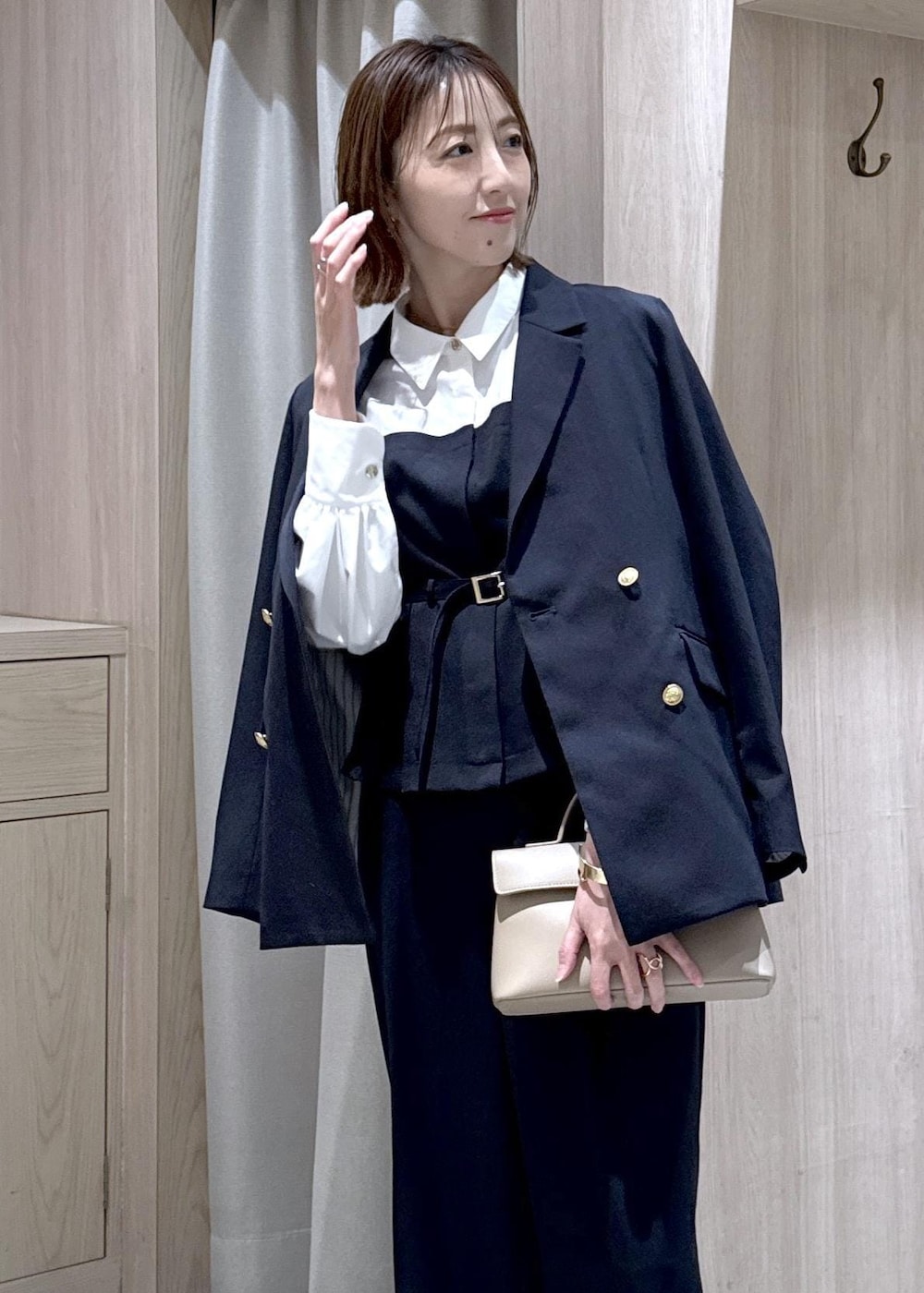 ブルー系のテーラードジャケット、ブルー系のその他パンツ、ブルー系のシャツ/ブラウスを着用したレディースの冬コーディネートの4枚目の写真