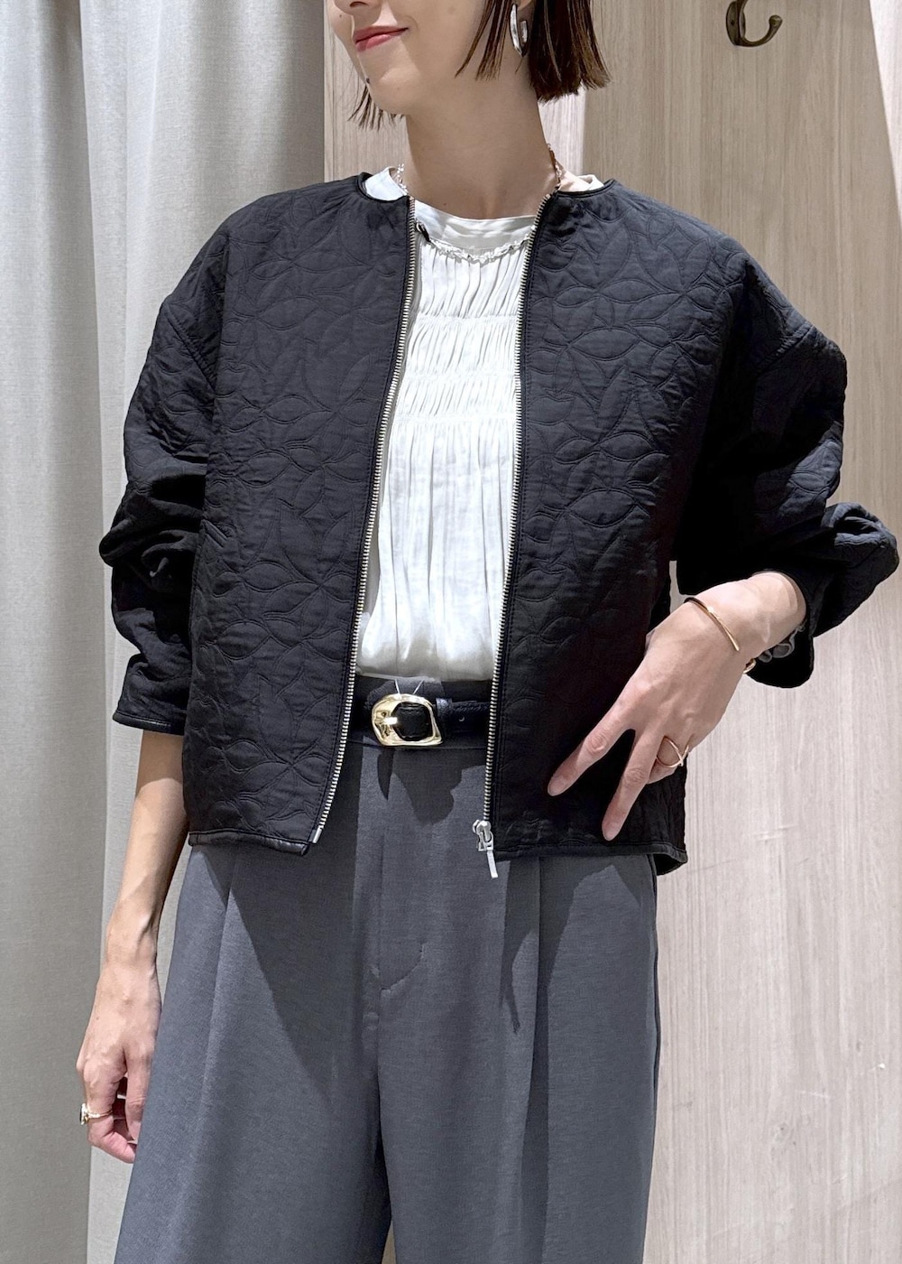 ブラック系のハンドバッグ、グレー系のスラックス、ホワイト系のシャツ/ブラウスを着用したレディースの秋コーディネートの7枚目の写真