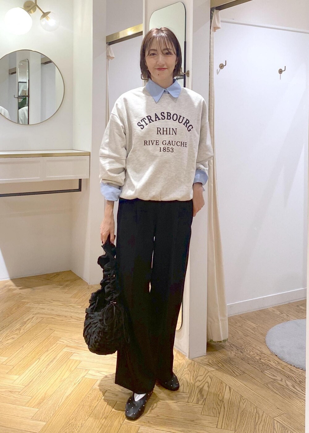 ブルー系のシャツ/ブラウス、ブラック系のバレエシューズ、ブラック系のショルダーバッグを着用したレディースの秋コーディネートの5枚目の写真