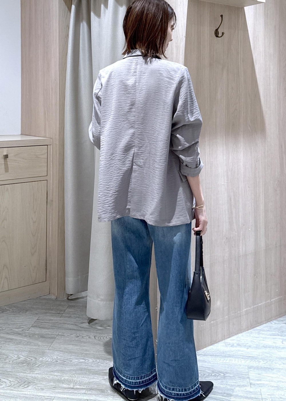 ブラック系のショルダーバッグ、ブラック系のパンプス、ホワイト系のTシャツ/カットソーを着用したレディースの春コーディネートの4枚目の写真