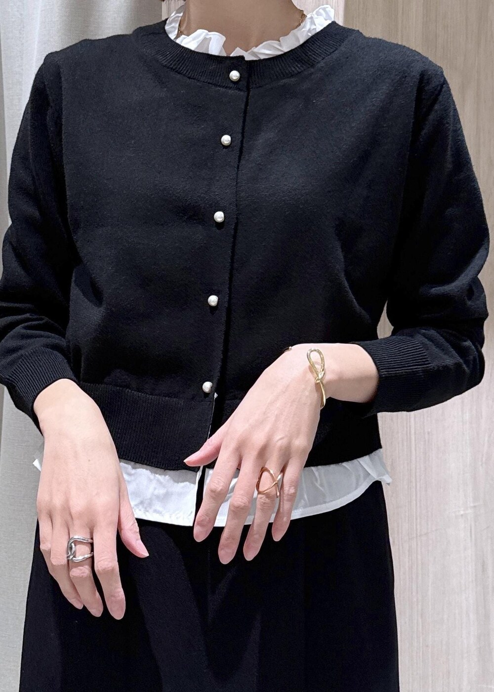 シルバー系のパンプス、ブラック系のショルダーバッグ、ブラック系のスカートを着用したレディースの冬コーディネートの8枚目の写真