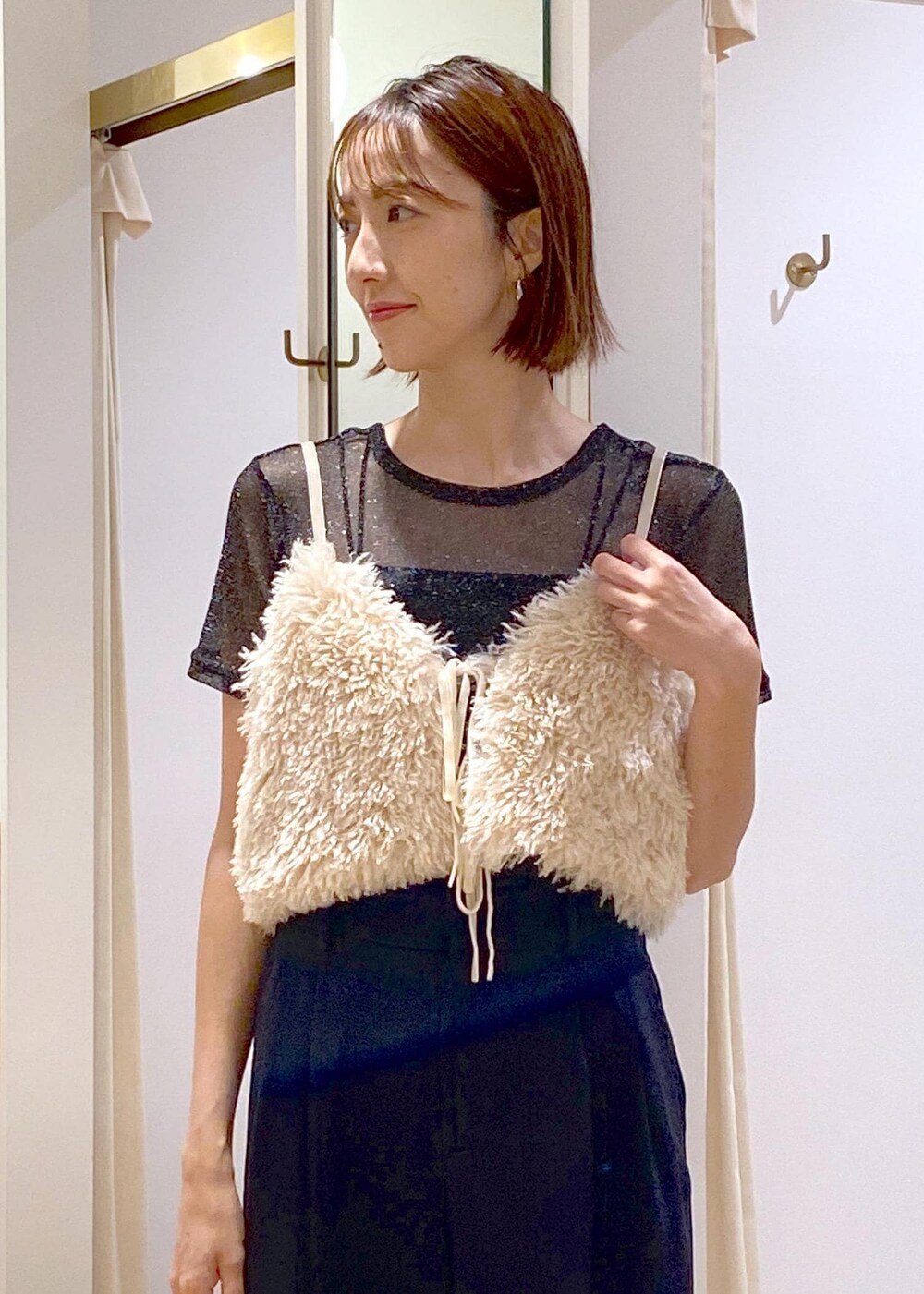 ブラック系のキャミソール、ブラック系のTシャツ/カットソー、ブルー系のスラックスを着用したレディースの夏コーディネートの5枚目の写真