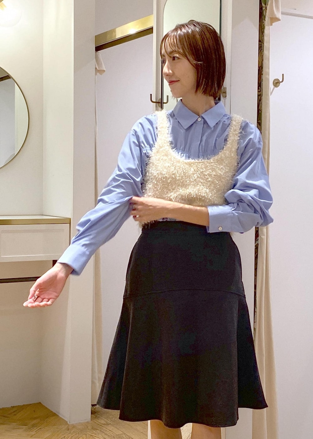 グレー系のスカート、ホワイト系のキャミソール、ブルー系のシャツ/ブラウスを着用したレディースの秋コーディネートの5枚目の写真