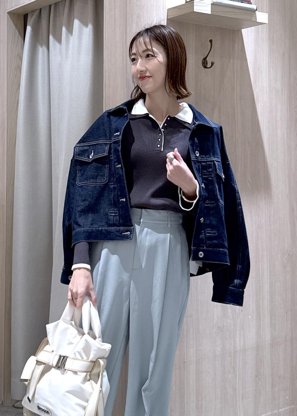 グレー系のスニーカー、グリーン系のその他パンツ、ブルー系のデニムジャケットを着用したレディースの冬コーディネートの7枚目の写真