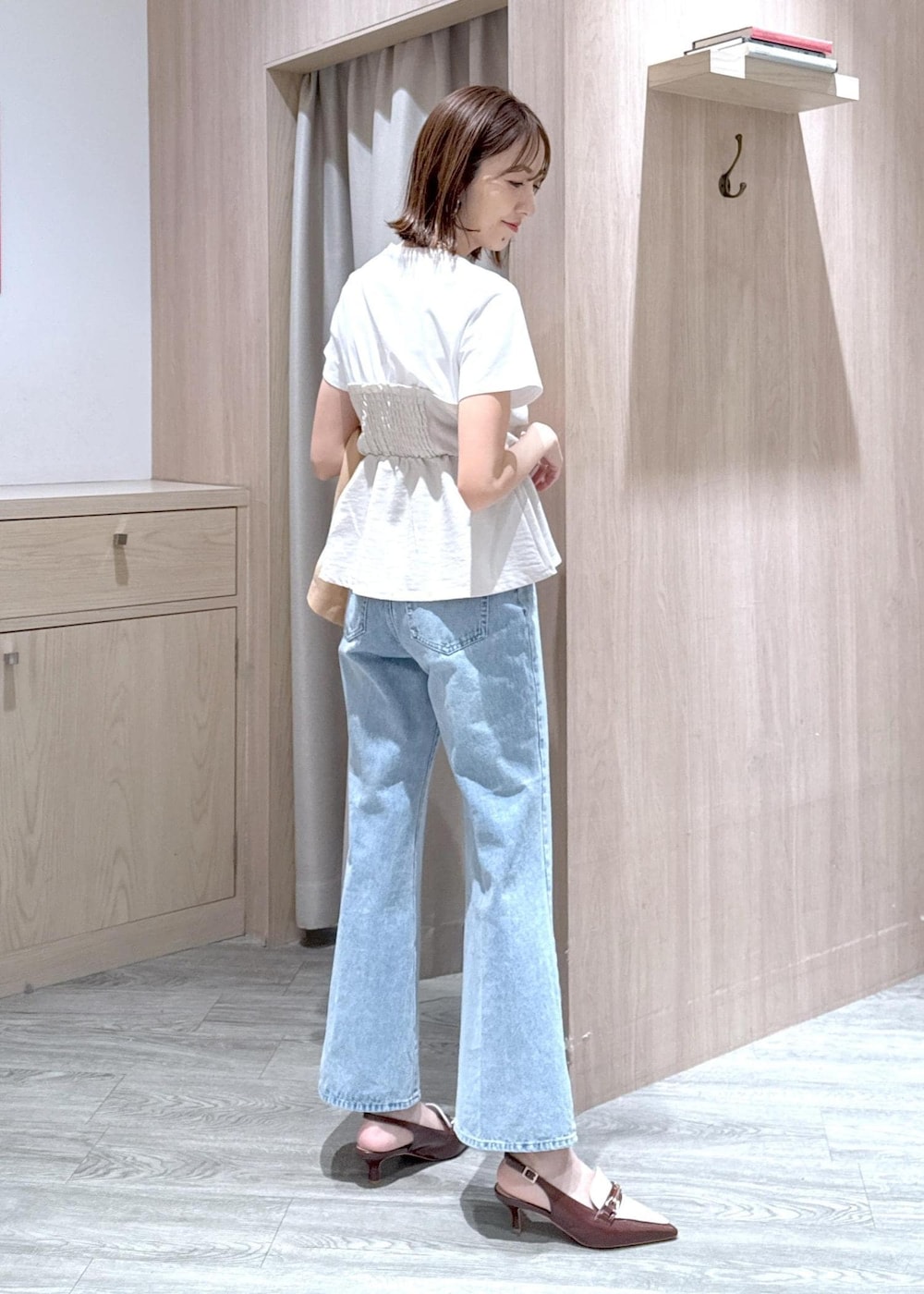ブラウン系のパンプス、ホワイト系のTシャツ/カットソー、ブルー系のデニムパンツを着用したレディースの春コーディネートの7枚目の写真