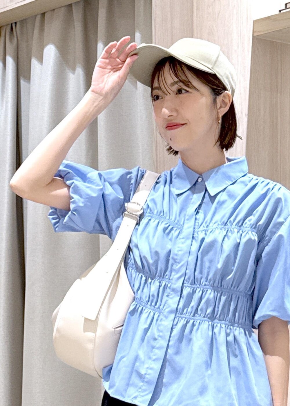 ブルー系のシャツ/ブラウス、ブラック系のその他パンツ、ホワイト系のショルダーバッグを着用したレディースの春コーディネートの9枚目の写真