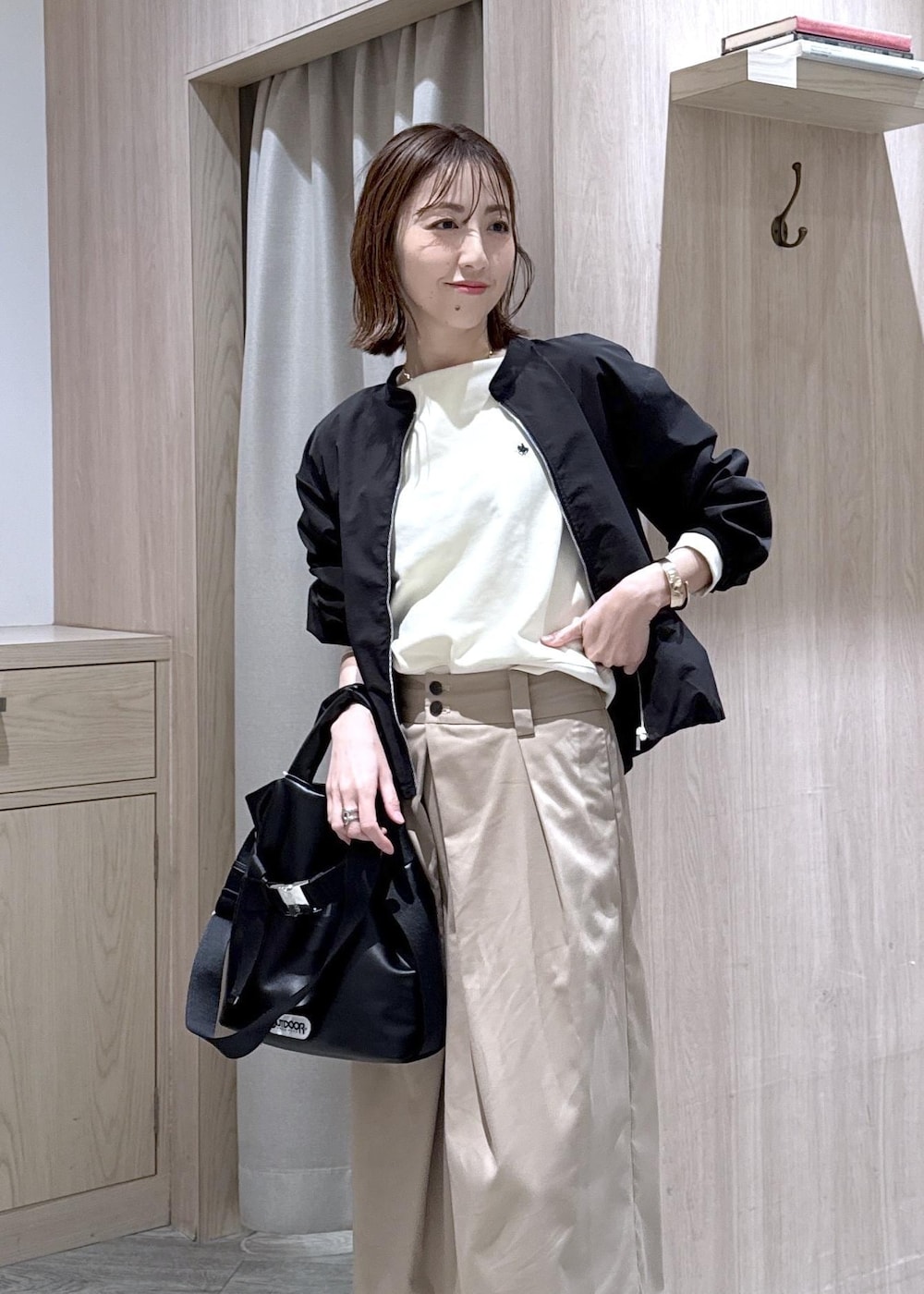 ブラック系のパンプス、ブラック系のトートバッグ、ベージュ系のその他パンツを着用したレディースの冬コーディネートの5枚目の写真