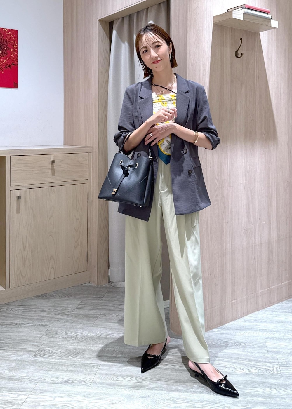 ブラック系のショルダーバッグ、ブラック系のキャミソール、ブラック系のパンプスを着用したレディースの夏コーディネートの2枚目の写真