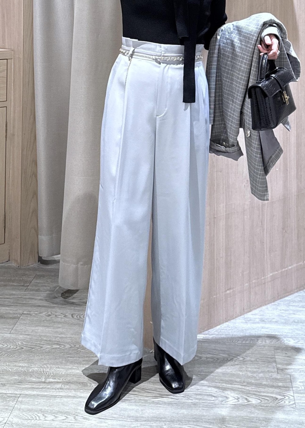 ブルー系のその他パンツ、グレー系のテーラードジャケット、ブラック系のハンドバッグを着用したレディースの秋コーディネートの5枚目の写真