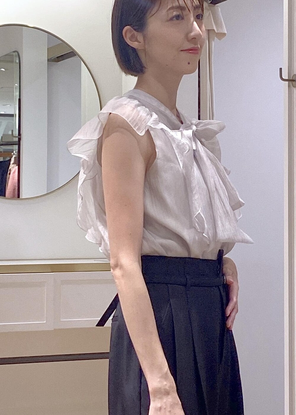 ブラック系のキャミソール、ブラック系のパンプス、ブラック系のハンドバッグを着用したレディースの夏コーディネートの5枚目の写真