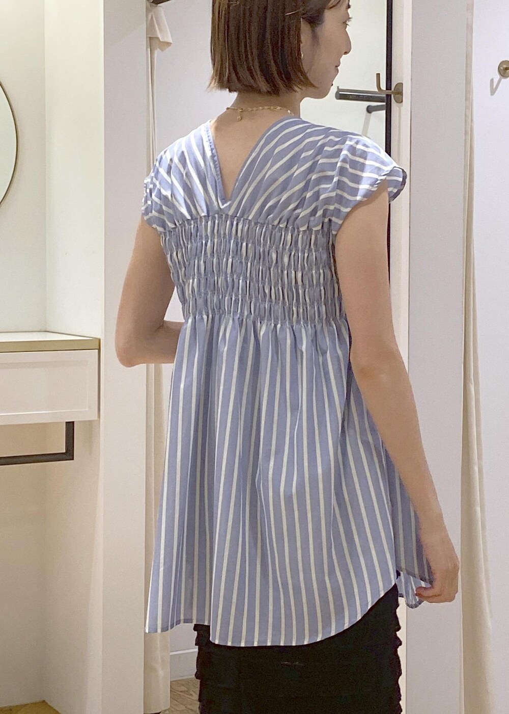 ブラック系のサンダル、ブラック系のスカート、ブラック系のキャミソールを着用したレディースの夏コーディネートの5枚目の写真