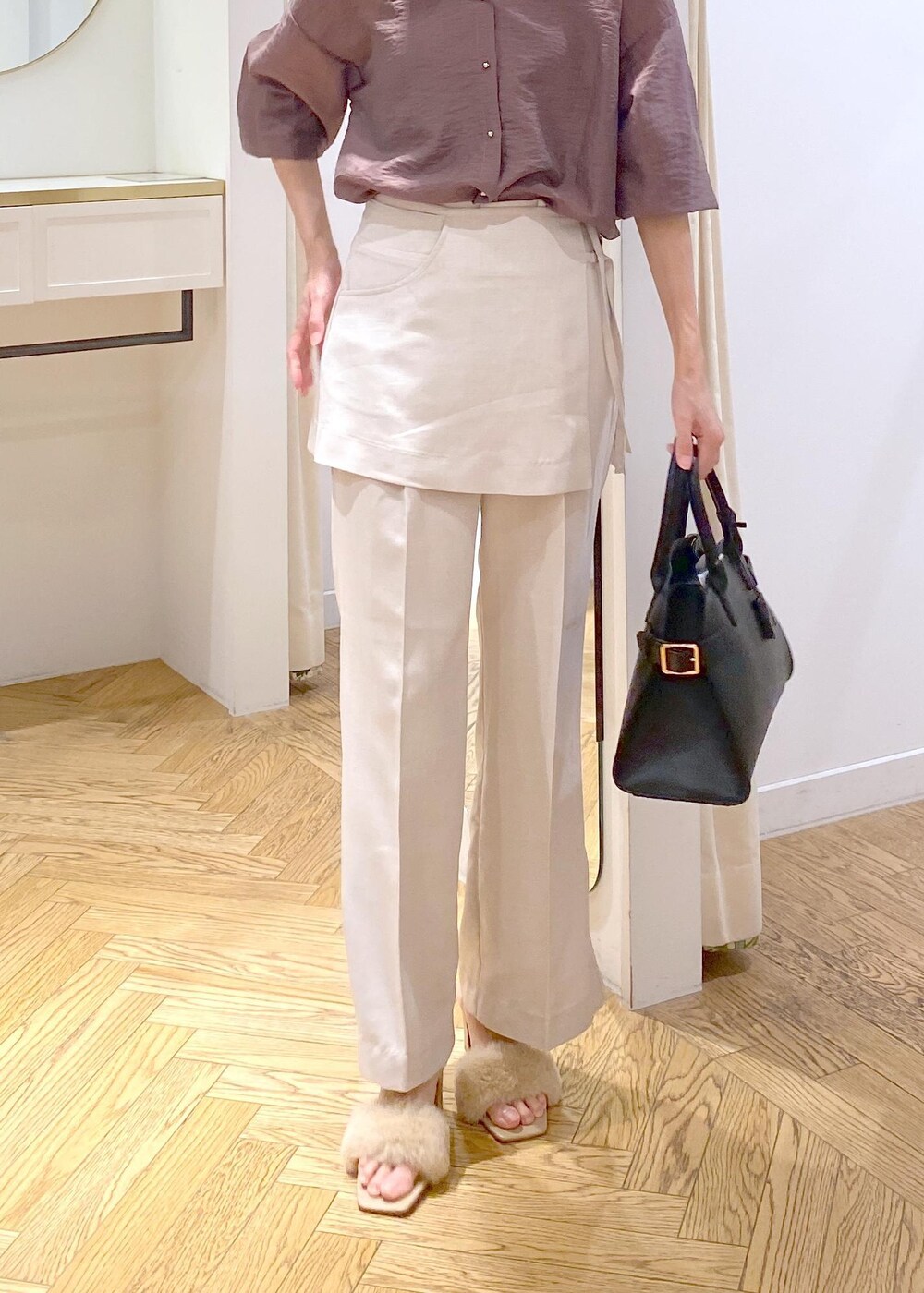 ブラウン系のシャツ/ブラウス、ベージュ系のドレスシューズ、ホワイト系のスラックスを着用したレディースの夏コーディネートの4枚目の写真