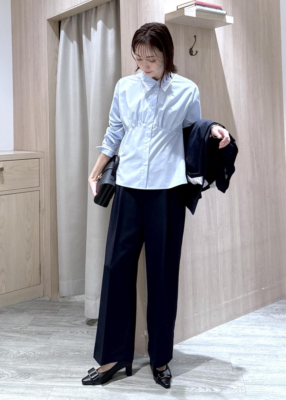 ブルー系のシャツ/ブラウス、ブラック系のパンプス、ブルー系のテーラードジャケットを着用したレディースの冬コーディネートの8枚目の写真
