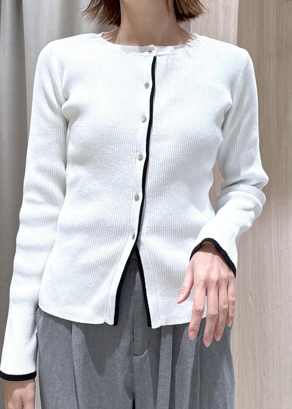 グレー系のその他パンツ、ブルー系のテーラードジャケット、ブラック系のハンドバッグを着用したレディースの冬コーディネートの8枚目の写真