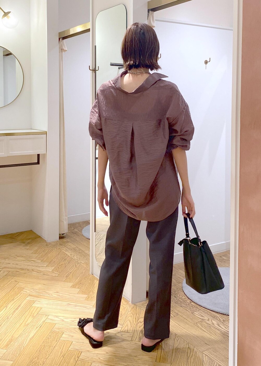 ブラック系のキャミソール、ブラウン系のシャツ/ブラウス、ブラック系のサンダルを着用したレディースの秋コーディネートの3枚目の写真