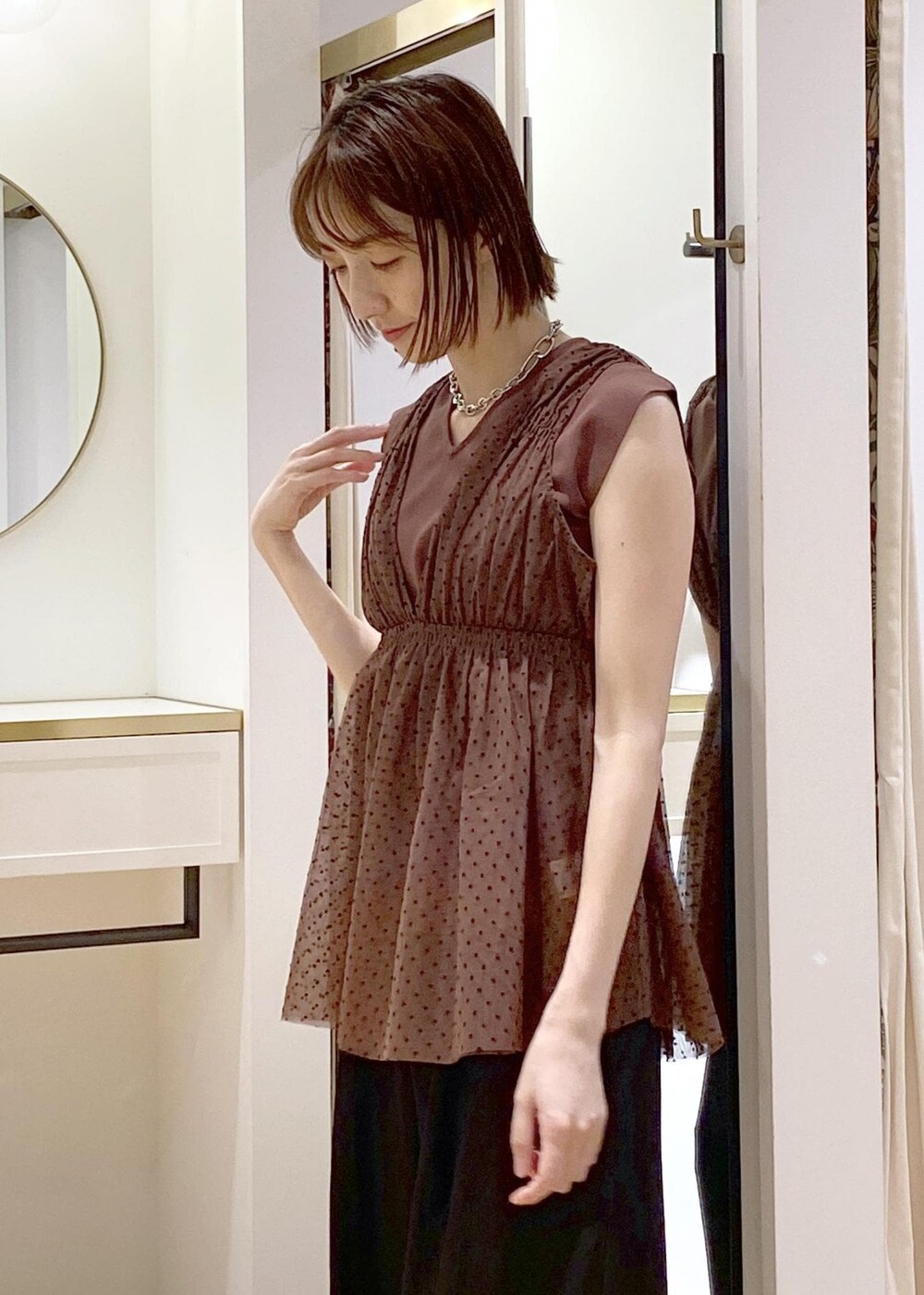 ベージュ系のサンダル、ホワイト系のキャミソール、ブラウン系のシャツ/ブラウスを着用したレディースの春コーディネートの4枚目の写真