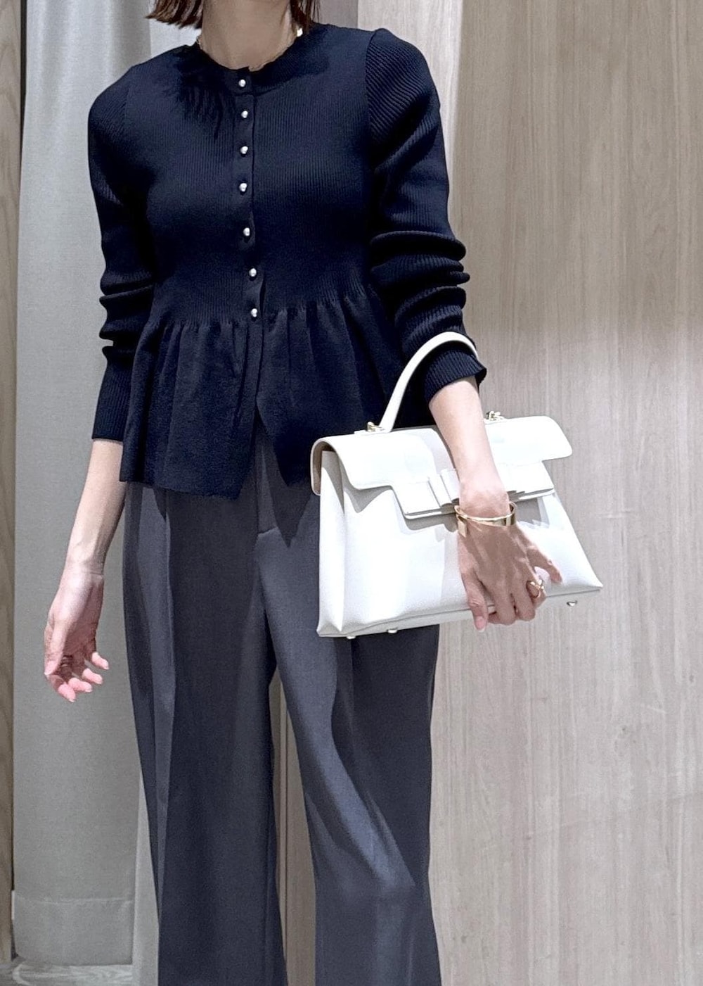 ブラック系のパンプス、グレー系のその他パンツ、ブルー系のカーディガン/ボレロを着用したレディースの冬コーディネートの3枚目の写真