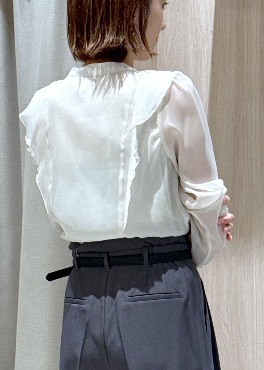 ブラック系のショルダーバッグ、グレー系のスラックス、ホワイト系のシャツ/ブラウスを着用したレディースの秋コーディネートの8枚目の写真