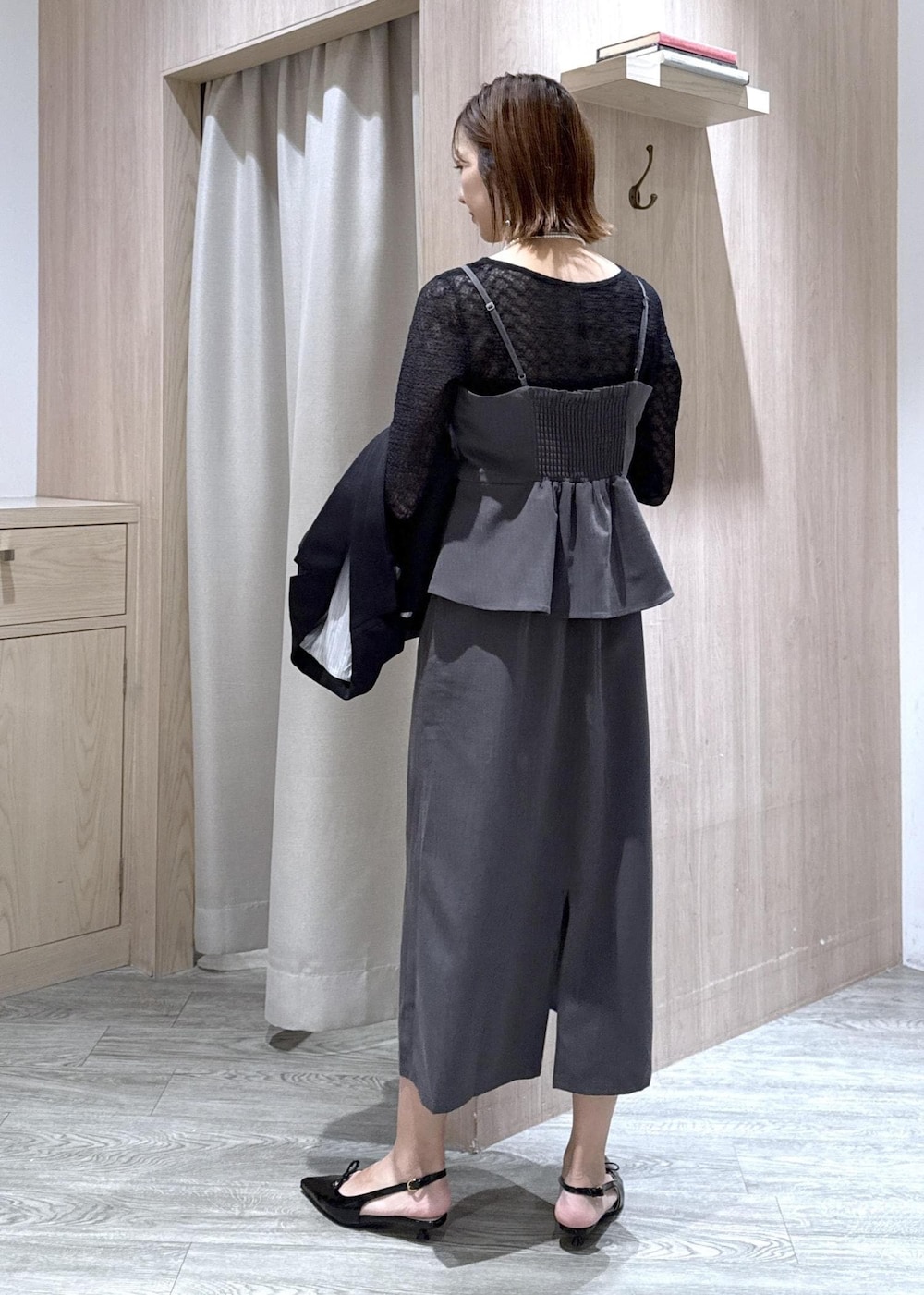 ブラック系のハンドバッグ、ブラック系のキャミソール、ブラック系のパンプスを着用したレディースの秋コーディネートの2枚目の写真