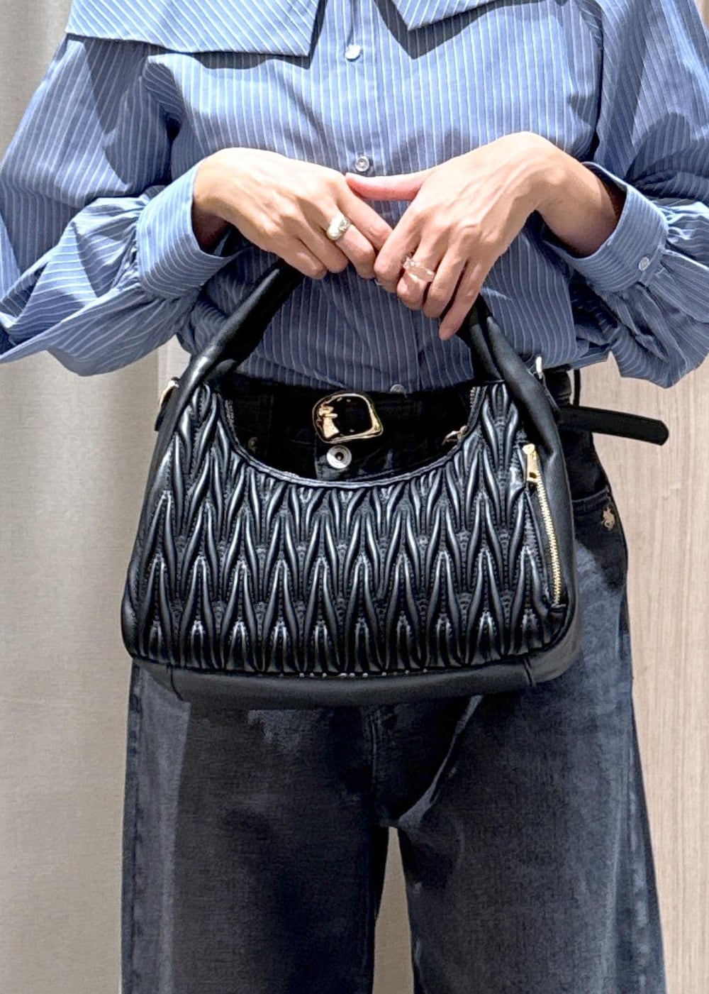 ブラック系のキャミソール、ブルー系のシャツ/ブラウス、グレー系のデニムパンツを着用したレディースの秋コーディネートの8枚目の写真