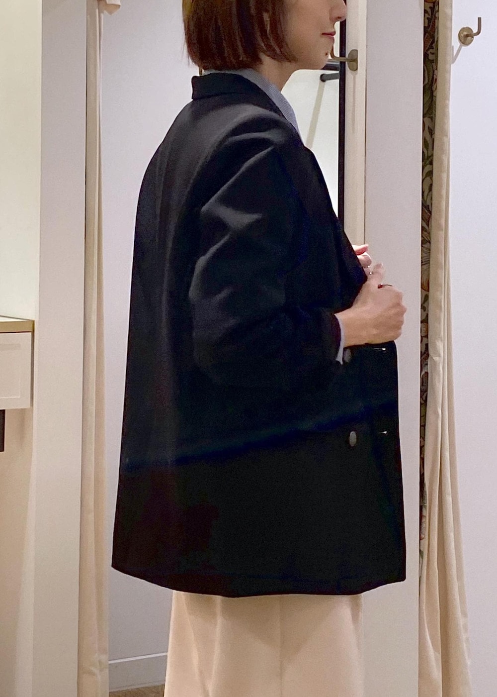 ブラウン系のショルダーバッグ、ブラック系のテーラードジャケット、ブルー系のシャツ/ブラウスを着用したレディースの冬コーディネートの7枚目の写真