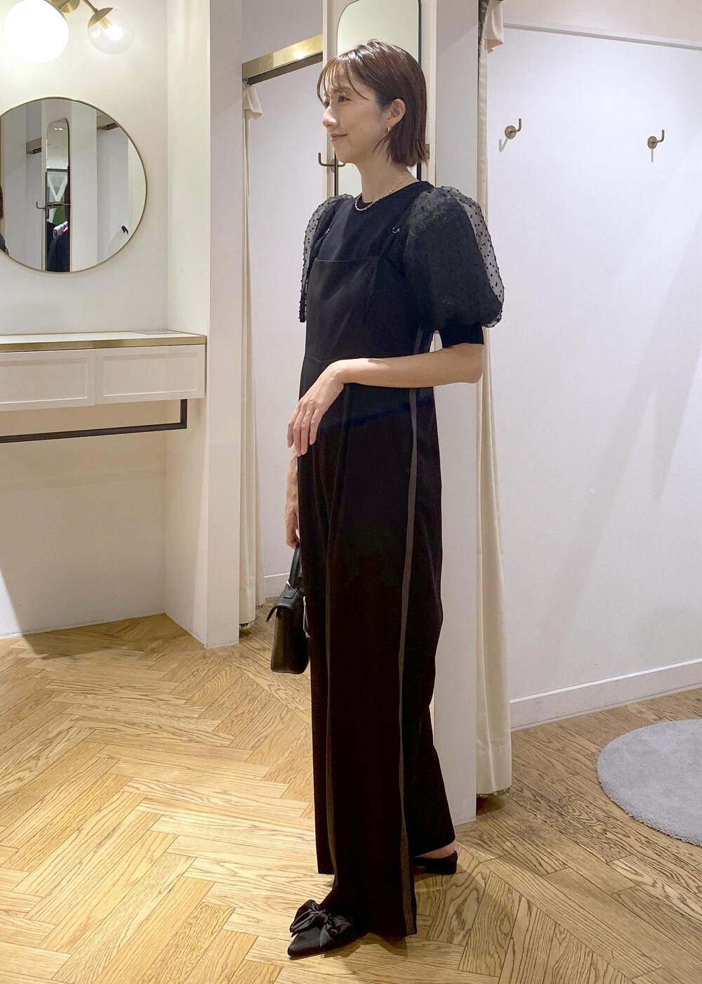 「ハンサムコーデ、ビス、半袖ニット、半袖、シアー、シアーニット、お出かけ、ミュール、フェミニンハンサム、ニューワーク、通勤、仕事着、きちんと感、デザインTOPS、ラインパンツ」｜「VISのデザインチェーンチョーカーネックレス（ネックレス、ゴールド系）」を使った、eric08さん（レディース・166cm）の夏コーディネートの2枚目の写真