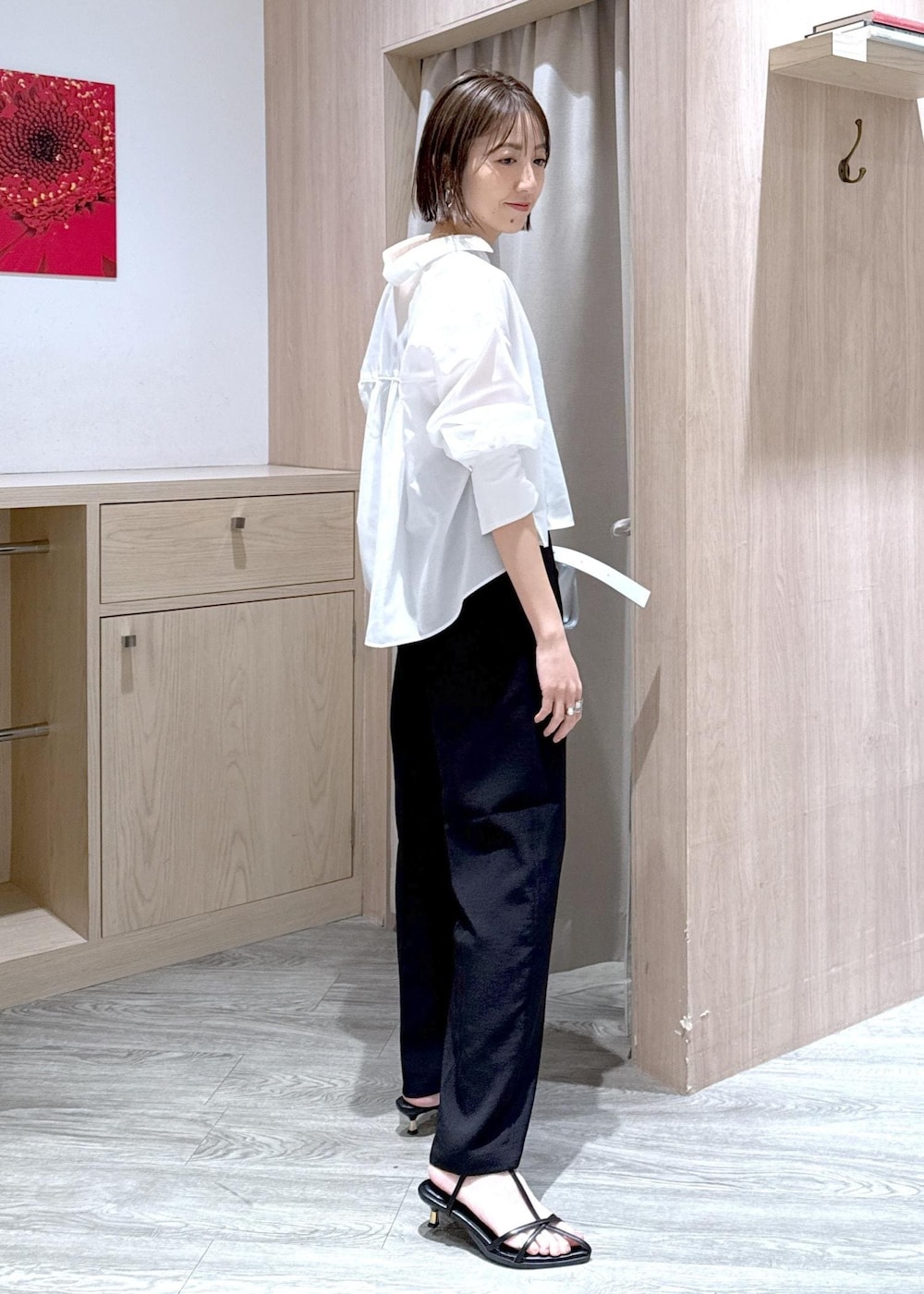 グレー系のタンクトップ、シルバー系のショルダーバッグ、ブラック系のサンダルを着用したレディースの春コーディネートの4枚目の写真