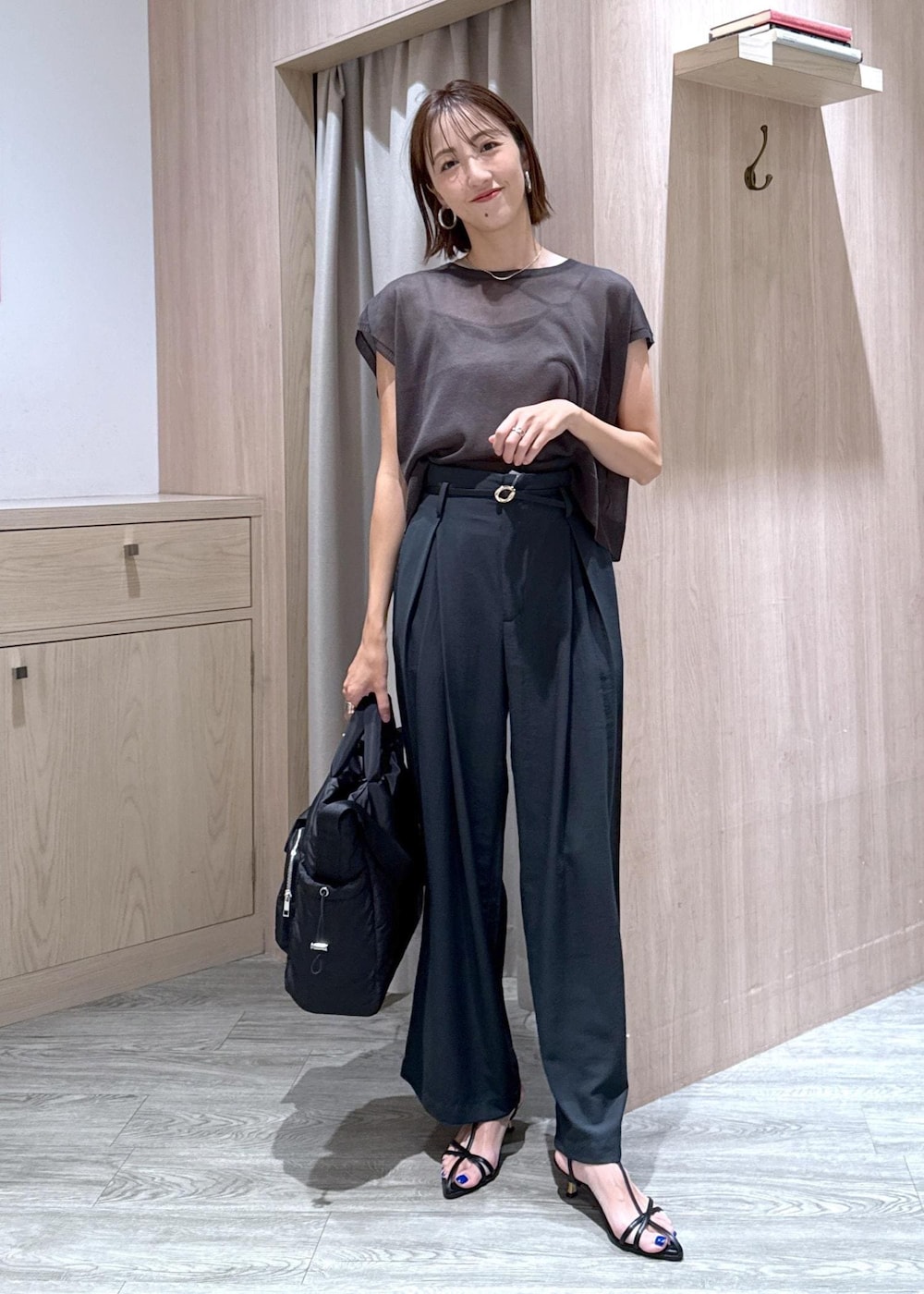 ブラック系のキャミソール、ブラック系のサンダル、グレー系のニット/セーターを着用したレディースの夏コーディネートの9枚目の写真